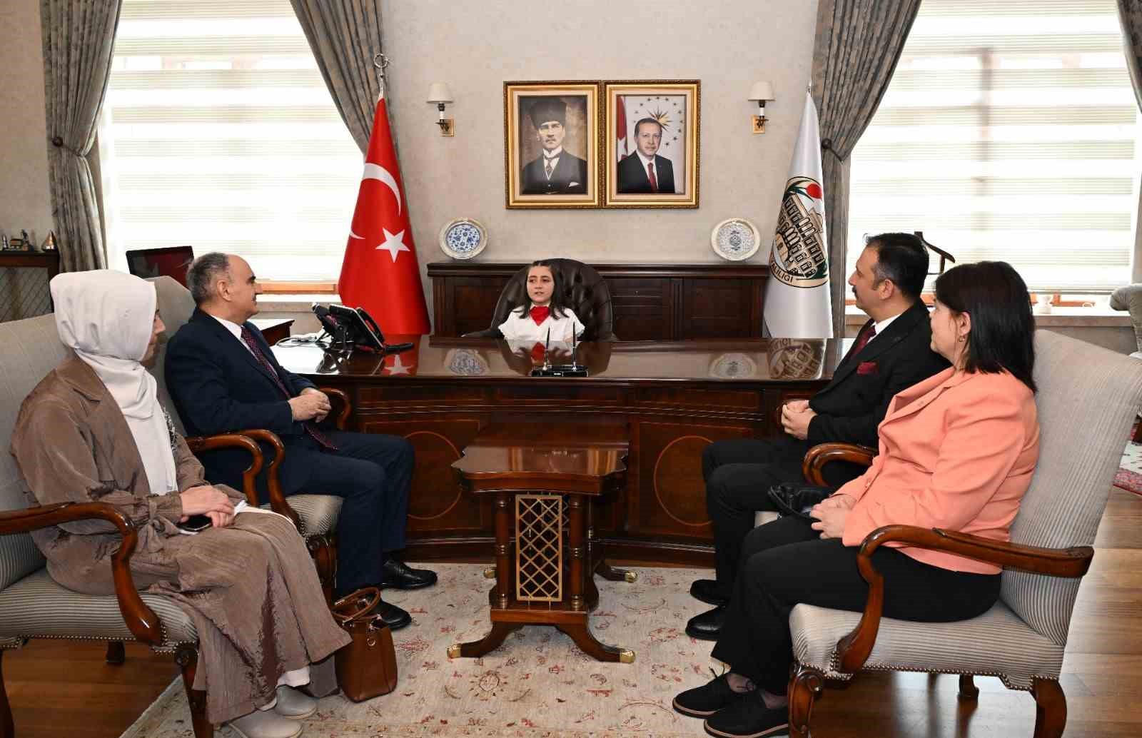 Manisa’da Valilik makamı minik Mehlika’ya emanet
?v=1