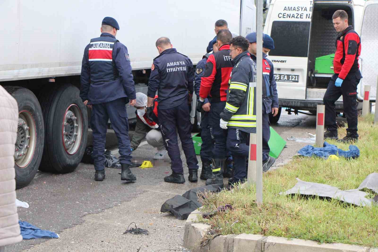 Amasya’da cenaze dönüşü feci kaza kamerada: Otomobilden fırlayan bebek hayatını kaybetti
?v=1