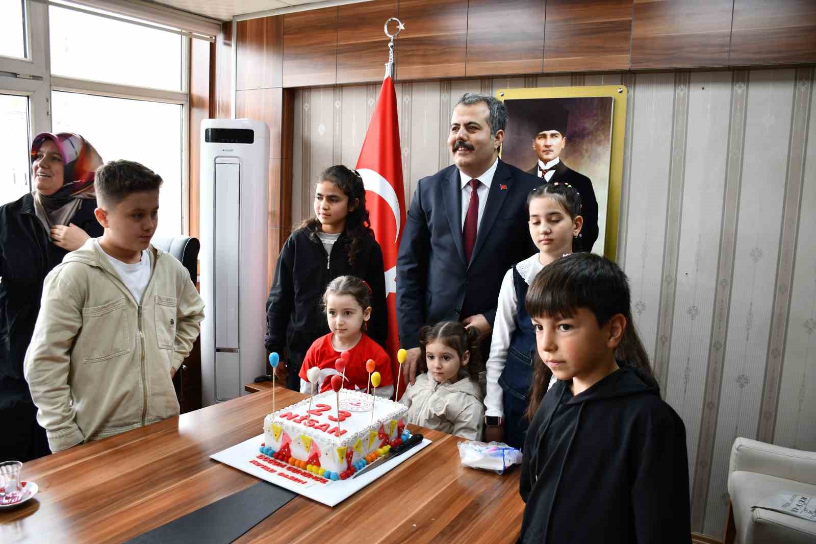 Kaymakamlıktan 23 Nisan’da doğan çocuklar için jest
?v=1