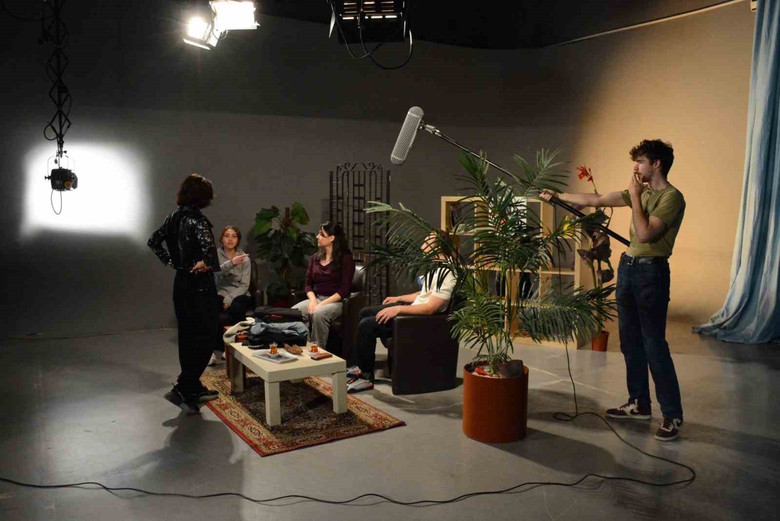 İletişim Buluşmaları’nda Yönetmen İncekol öğrencilerle bir araya geldi
?v=1