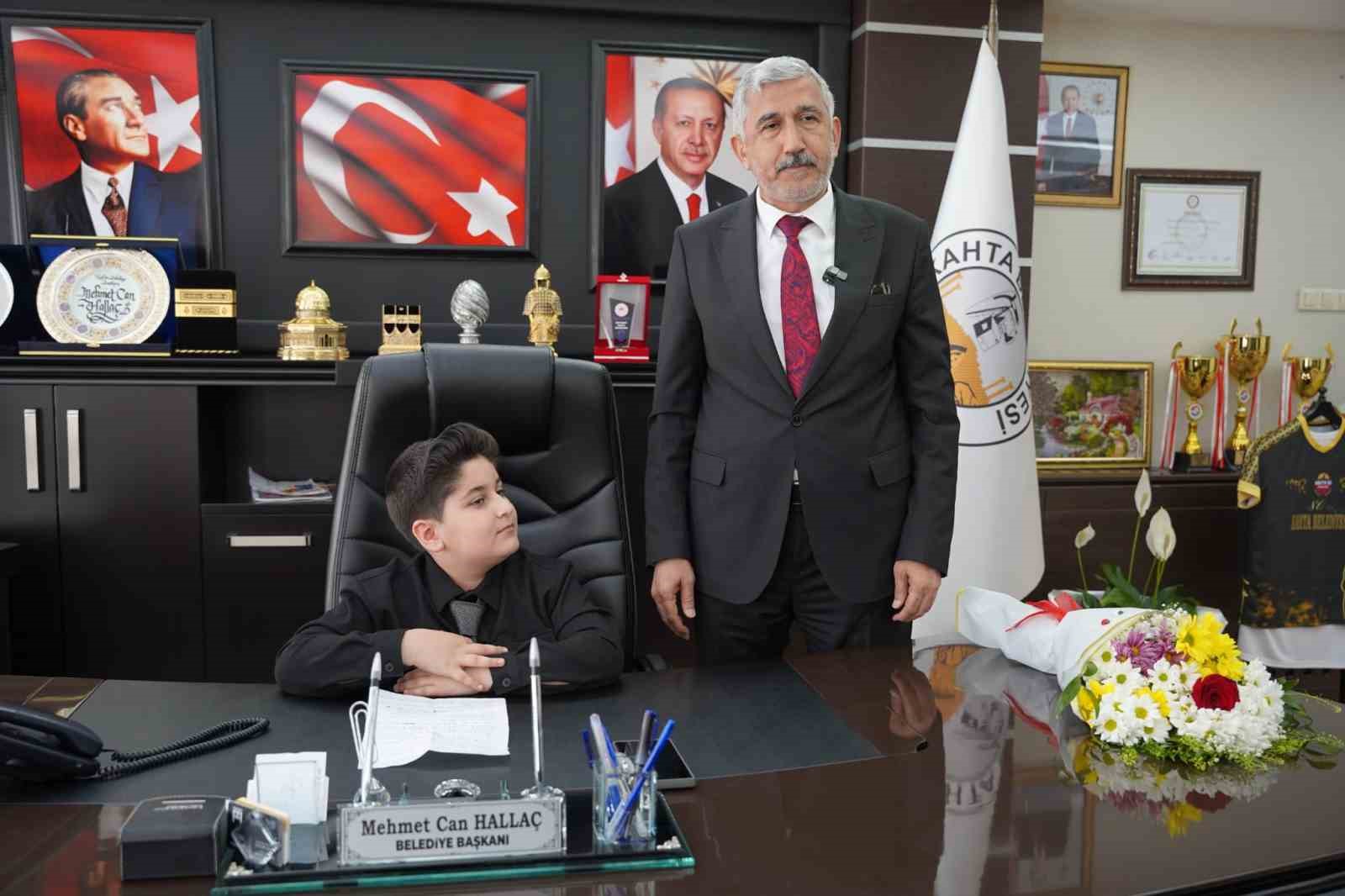 Başkan Hallaç, koltuğunu 10 yaşındaki Ebubekir’e devretti
?v=1