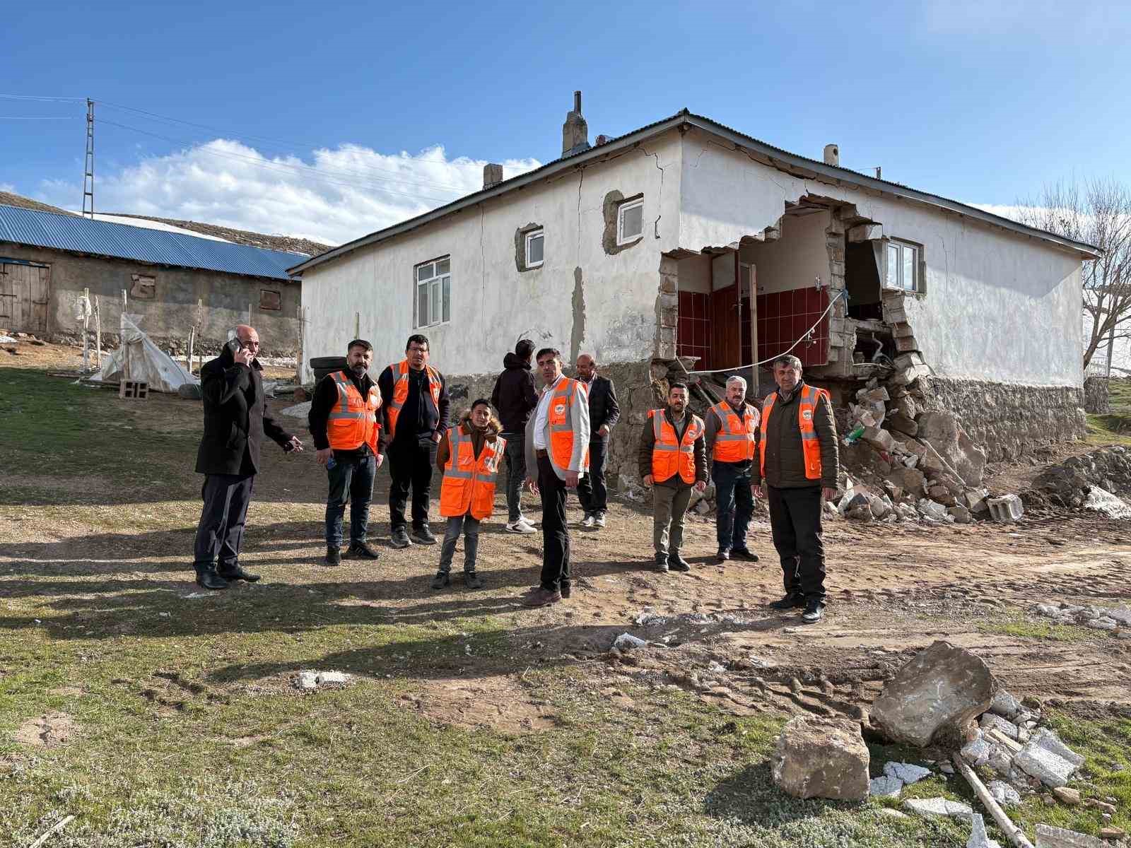 Patnos’ta deprem sonrası inceleme
?v=1