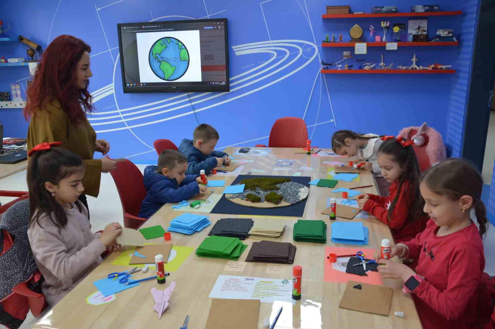 Demirci’de çocuklar bayramı bilimle kutladı
?v=1