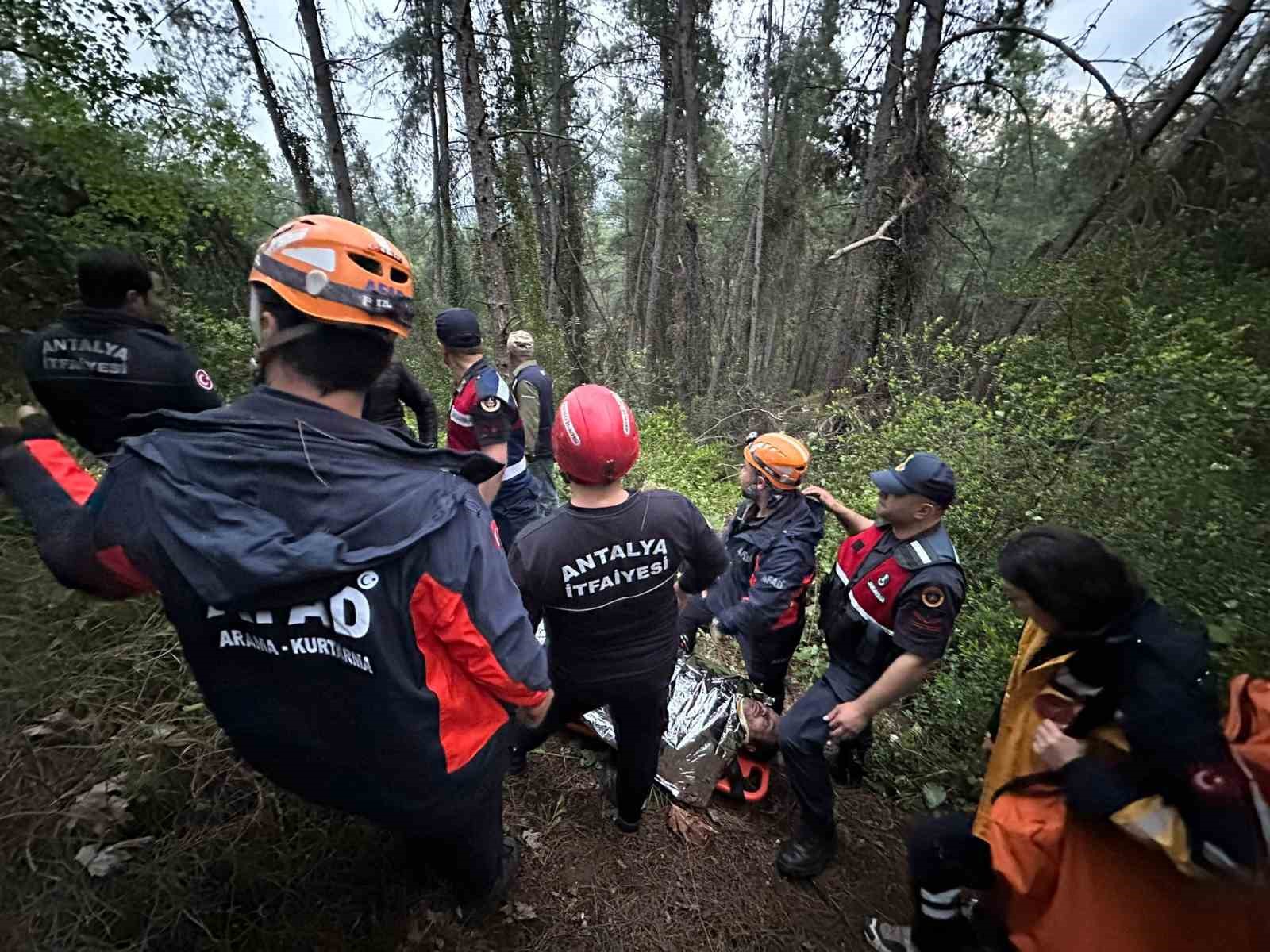 Antalya’da 80 metrelik uçuruma yuvarlanan adam yaralı olarak kurtarıldı
?v=1