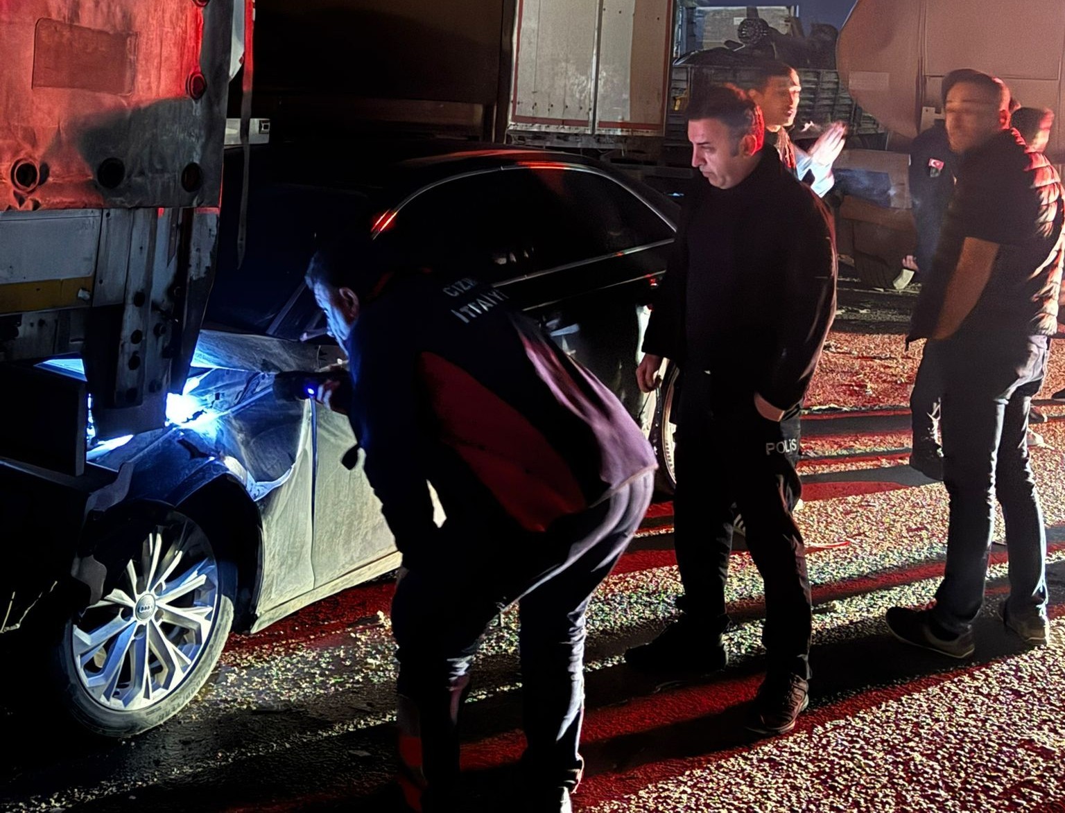 Cizre’de iki tır arasında sıkışan otomobil kağıt gibi ezildi: 1 yaralı
?v=1