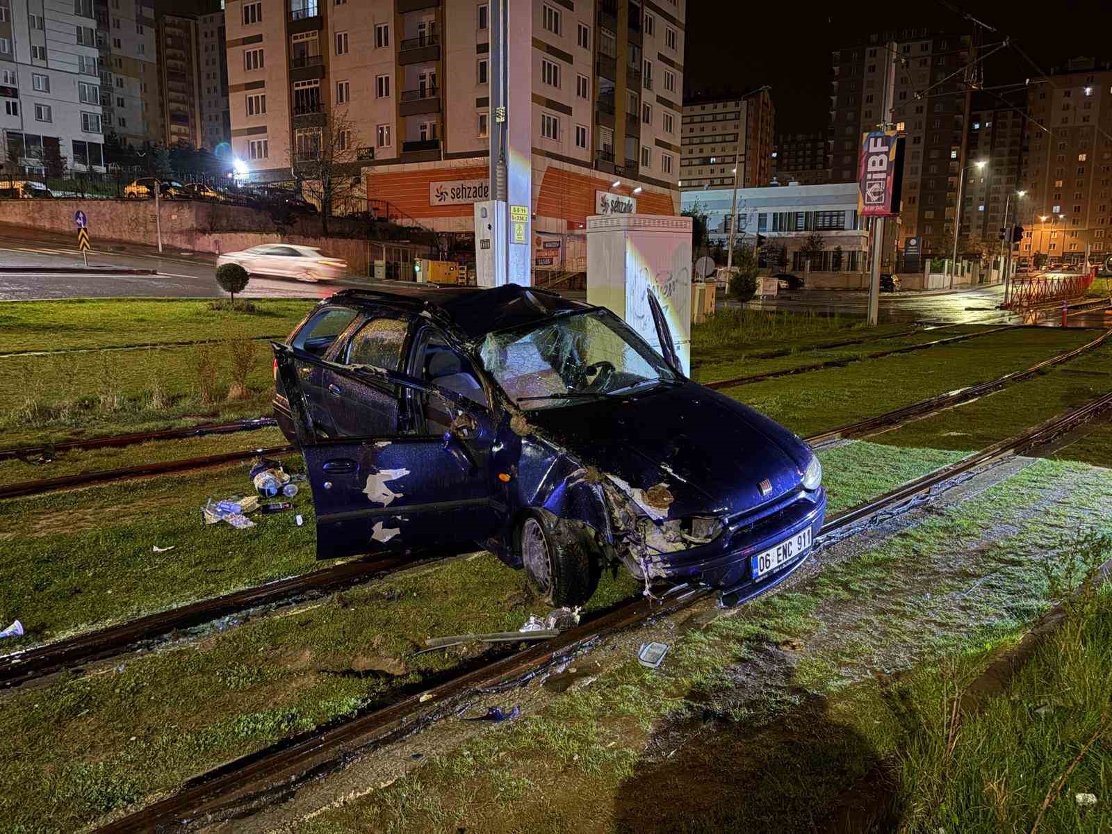 Tramvay yoluna giren otomobil direğe çarparak durabildi: 1 yaralı
?v=1