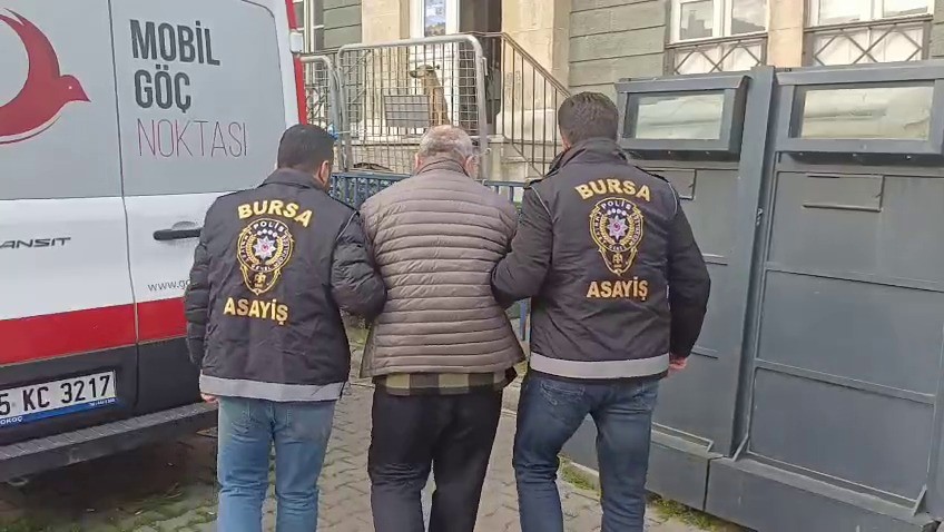11 yıl kaçtı, 9 estetikle yeni yüz yaptı... Yeni hayat kurup yıllarca maaşla çalışan katil işçi servisinde yakalandı
?v=1
