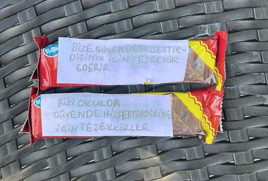 Ayvalık’ta minik öğrencilerden polis amcalarına içten teşekkür
?v=1