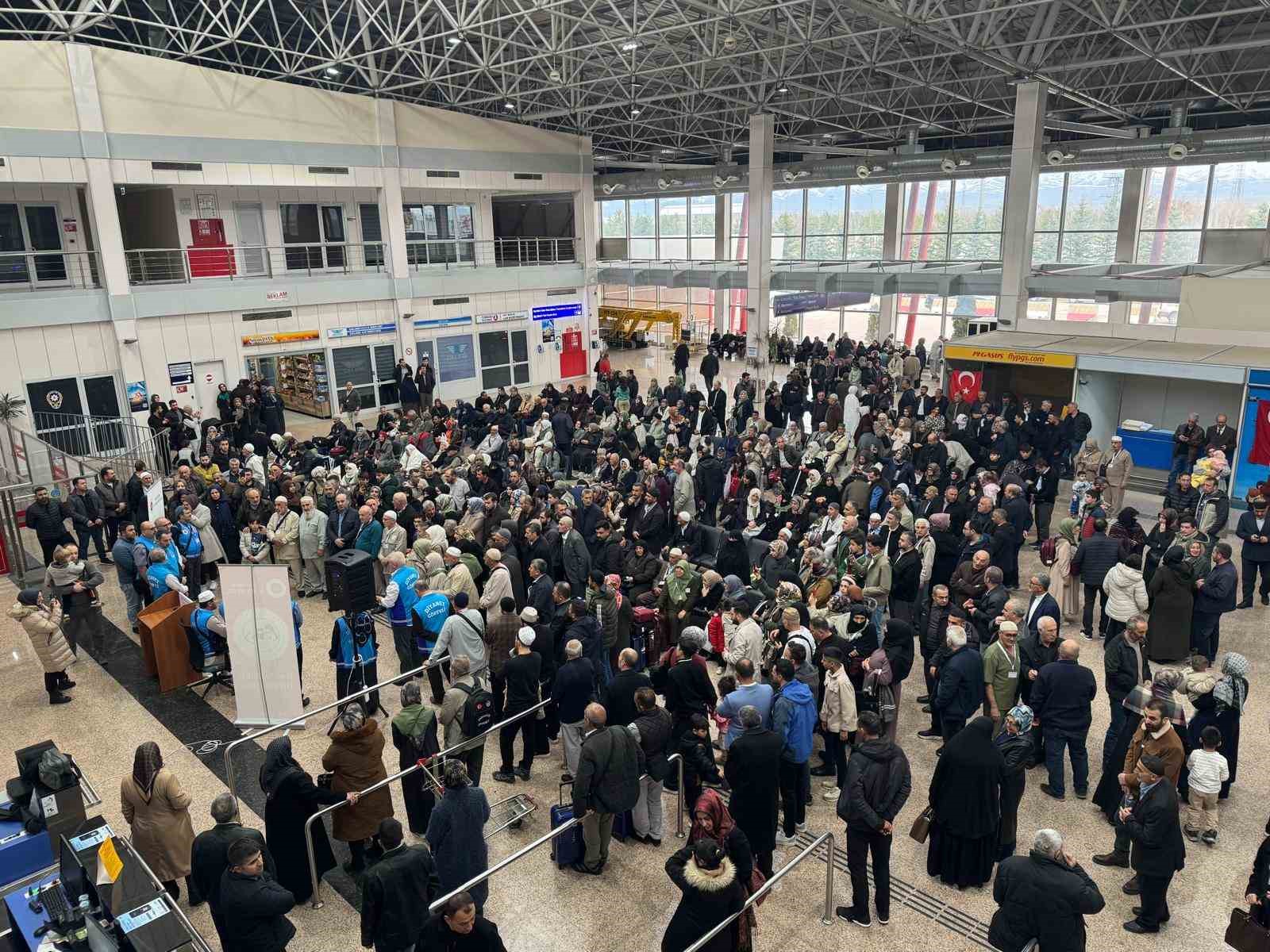 Son hacı kafilesi de yola çıktı
?v=1