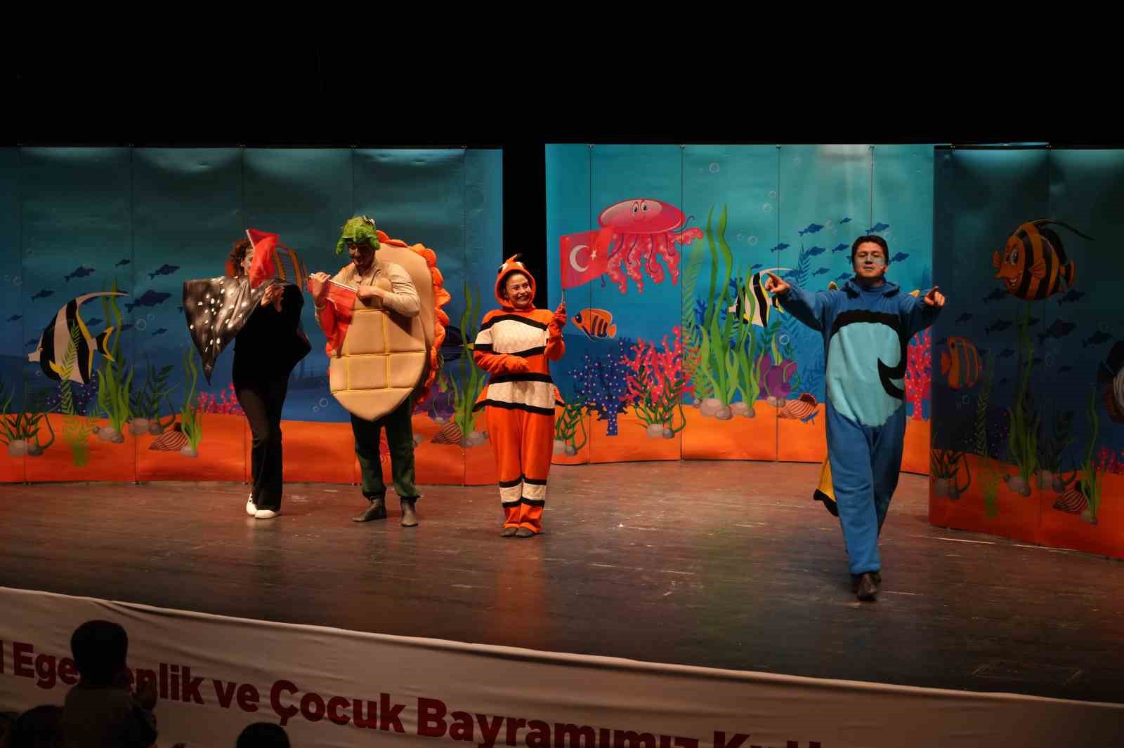 Çocuklar tiyatro oyununda kahkahalara boğuldu
?v=1