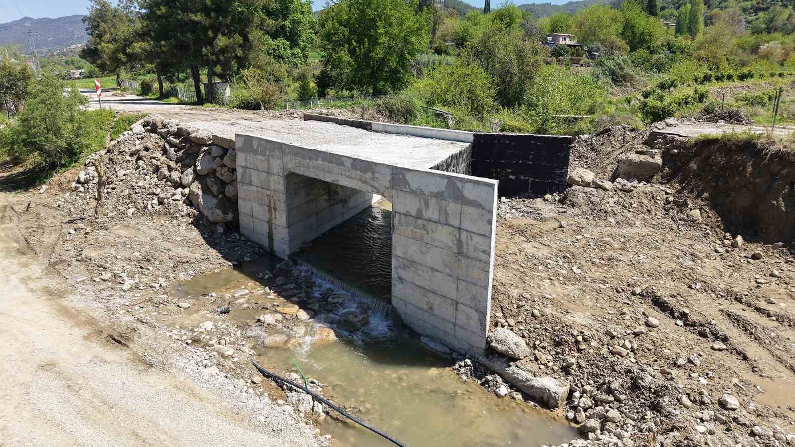 Andırın’da 5 mahalleye ulaşım sağlayan köprü menfezde sona gelindi
?v=1