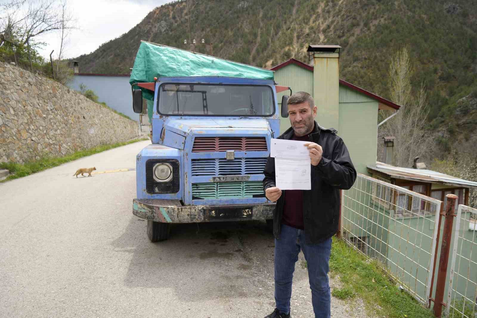 Odunluk olarak kullanılan kamyona kesilen köprü cezası Bakan Uraloğlu’nun talimatıyla iptal edildi
?v=1