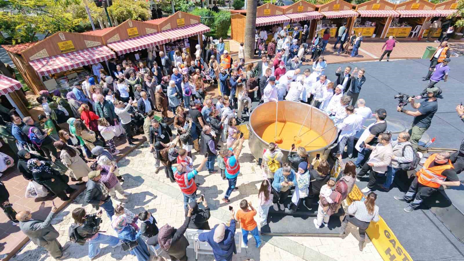 Dev tencereden 5 bin kişiye çorba
?v=1