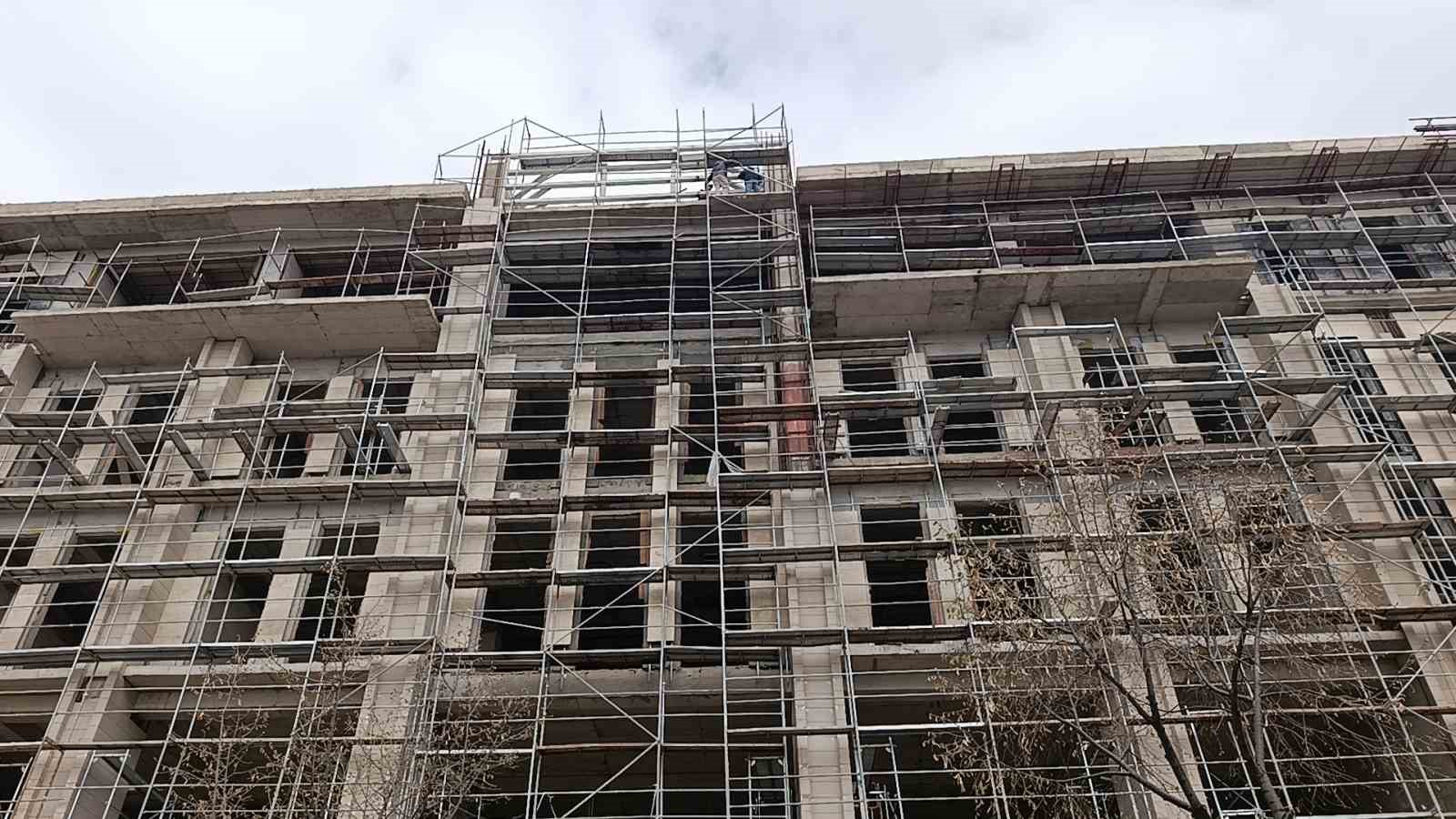 Kırşehir’de 3 işçi maaşlarını alamadıkları iddiasıyla inşaata çıktı
?v=1