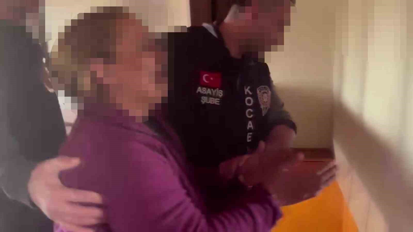 26 yıl hapis cezası bulunan kadın, duvarı delip oluşturduğu gizli bölmede yakalandı
?v=1