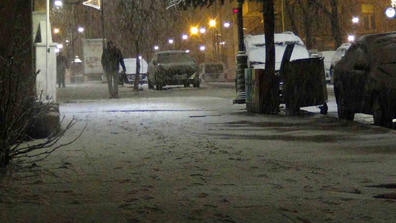 Kars’ta bahar yerini kışa bıraktı: Kar yağışı kenti beyaza bürüdü
?v=1