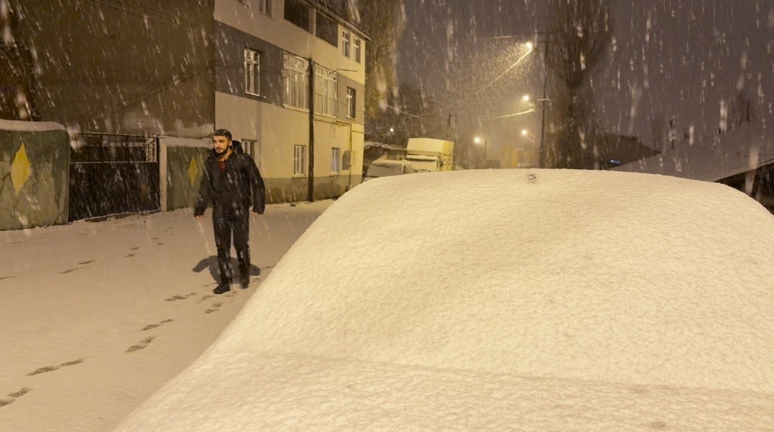 Sarıkamış’a kış geri döndü: Kar kalınlığı 15 santimetreyi aştı
?v=1