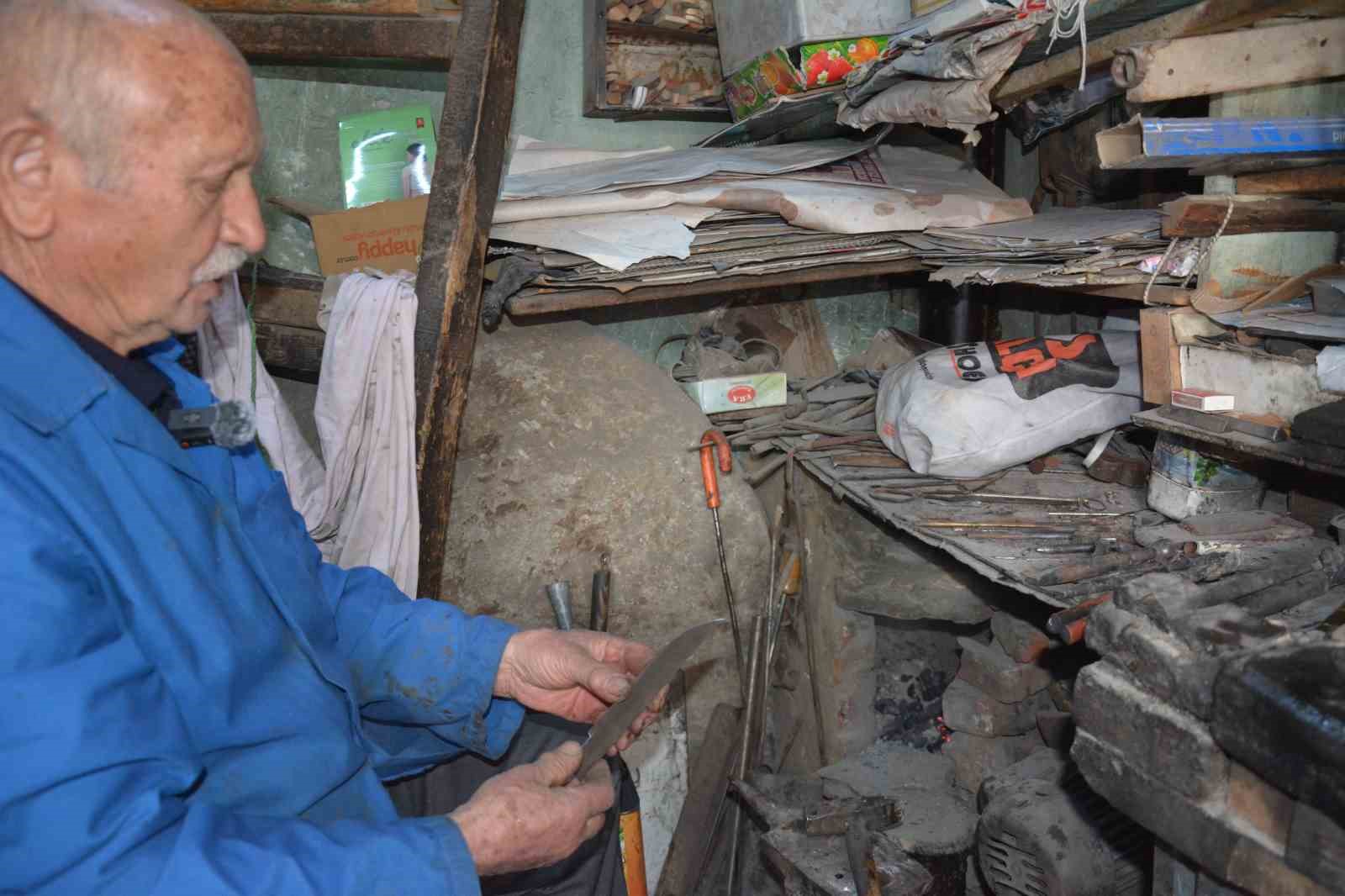 Manisa’nın 64 yıllık çelik bileği Orhan usta yarım asırdır örs başında
?v=1