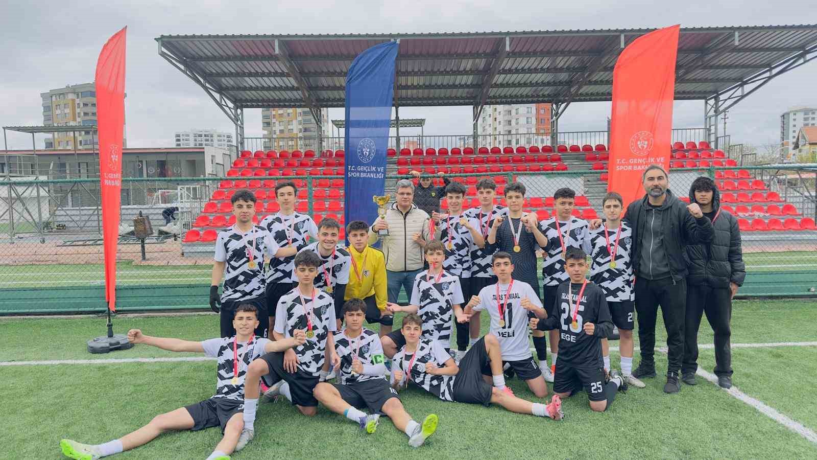 Okullar futbolda Türkan Altun Anadolu Lisesi şampiyon oldu
?v=1