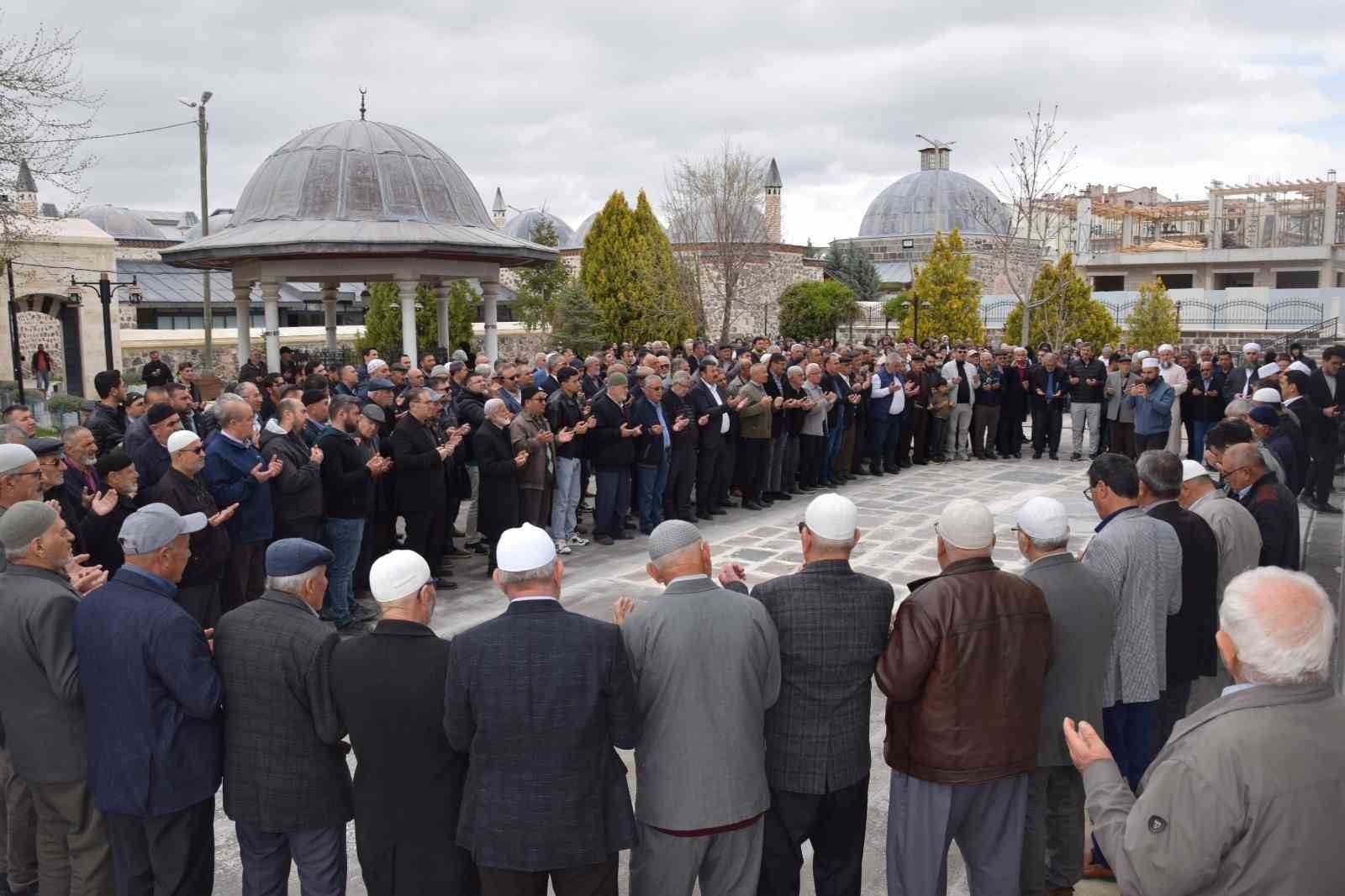 Karapınar’dan hacı adayları dualarla uğurlandı
?v=1