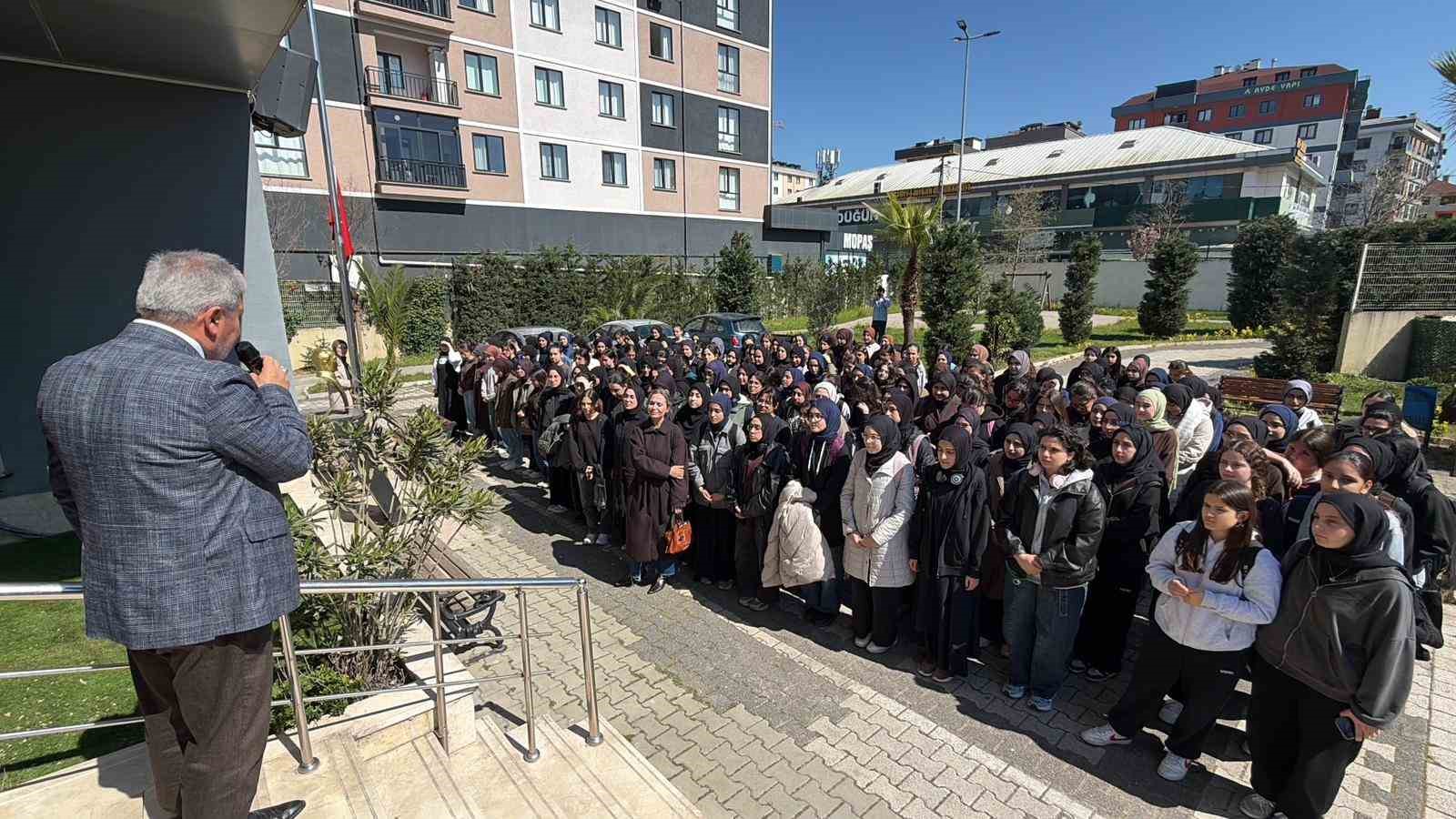 Sultanbeyli’de okullarda güvenlik ve psikolojik destek vurgusu:  Velilerimiz müsterih olsun, emniyetimizle sürekli iş birliği halindeyiz 
?v=1