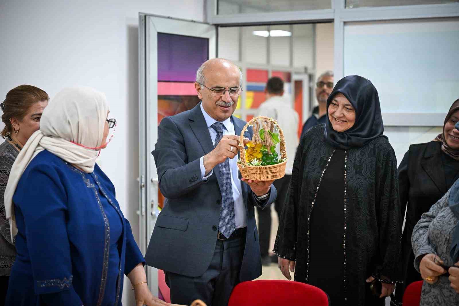 Malatya Büyükşehir Belediyesi’nden üreten kadınlara büyük destek
?v=1