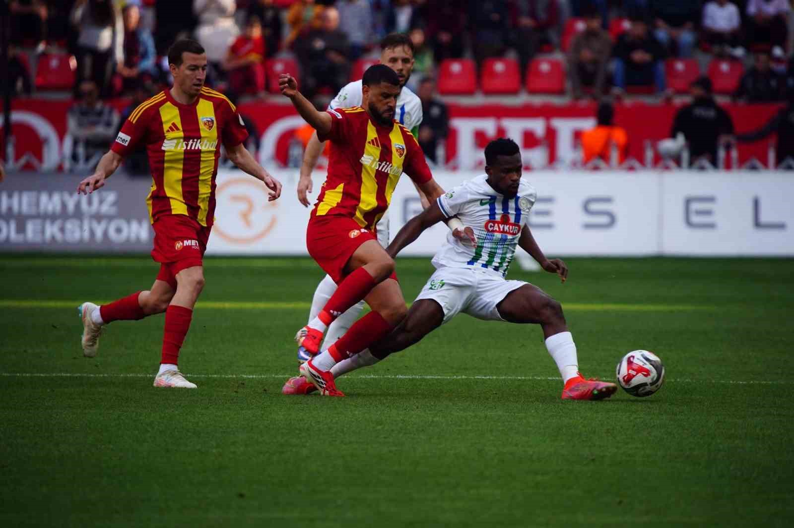 Trendyol Süper Lig: Kayserispor: 0 - Çaykur Rizespor: 0 (İlk yarı)
?v=1