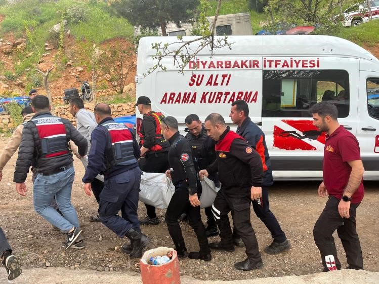 Diyarbakır’daki boğulma olayında akılalmaz görüntü: Bot dakikalarca kendi etrafında dönmüş
?v=1