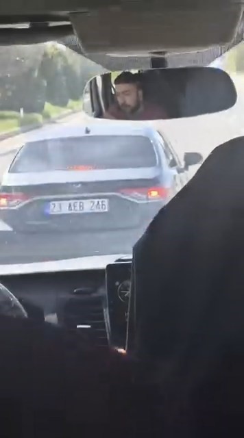 Elazığ’da maganda dehşeti: Otomobiliyle yolcu minibüsünü sıkıştırdı
?v=1