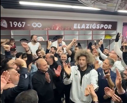 Elazığspor’dan davul klarnet eşliğinde kutlama
?v=1