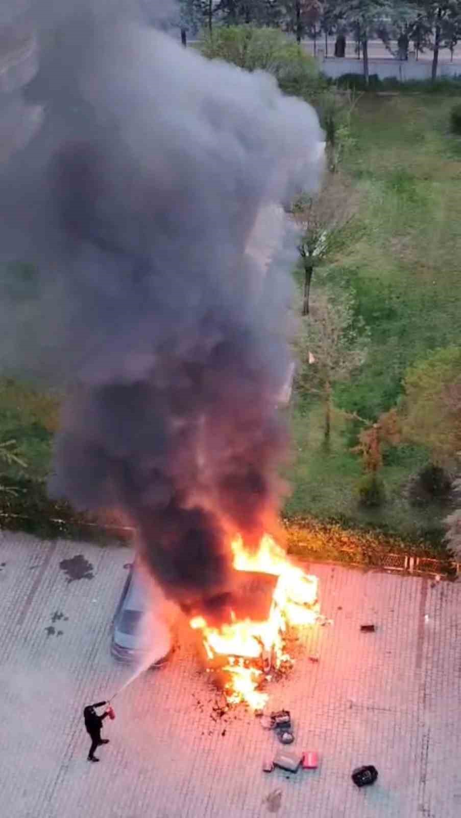 Diyarbakır’da site içinde korkutan yangın: Alevler metrelerce yükseldi, binadakiler tahliye edildi
?v=1