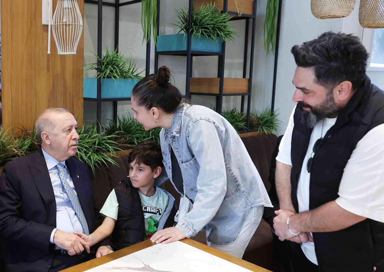 Cumhurbaşkanı Erdoğan, vatandaşlarla kafede sohbet etti
?v=1