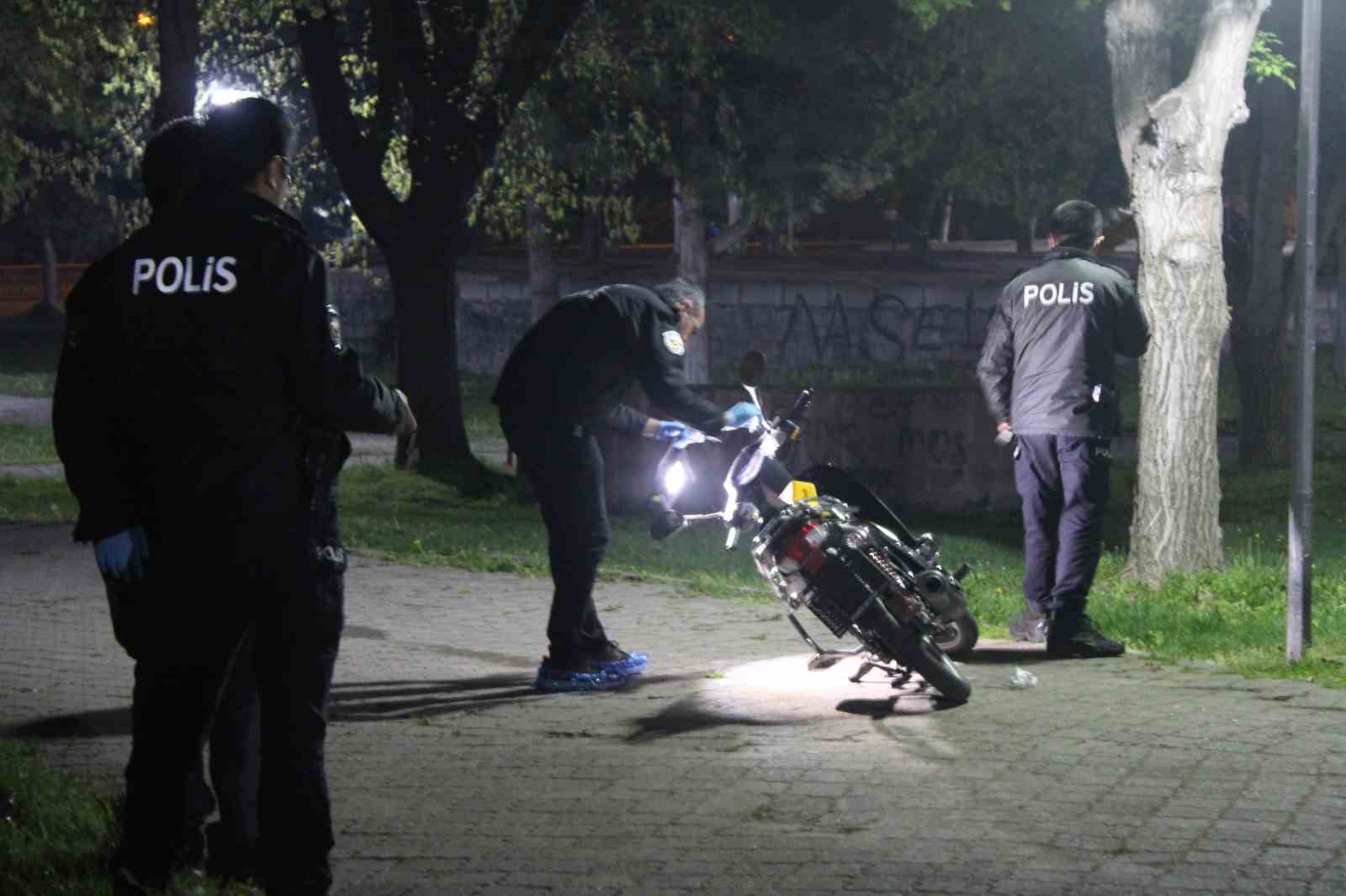 Parkta iki grup tabanca ve bıçakla birbirine girdi: 2 yaralı
?v=1