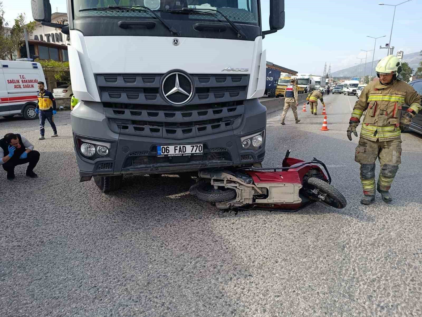 Kamyonun altında kalarak ezilen motosikletin sürücüsü hayatını kaybetti
?v=1