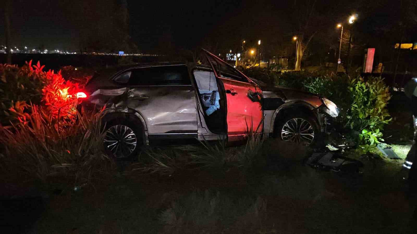 Fatih’te yoldan çıkan otomobil taklalar atarak parka savruldu: 1 yaralı
?v=1