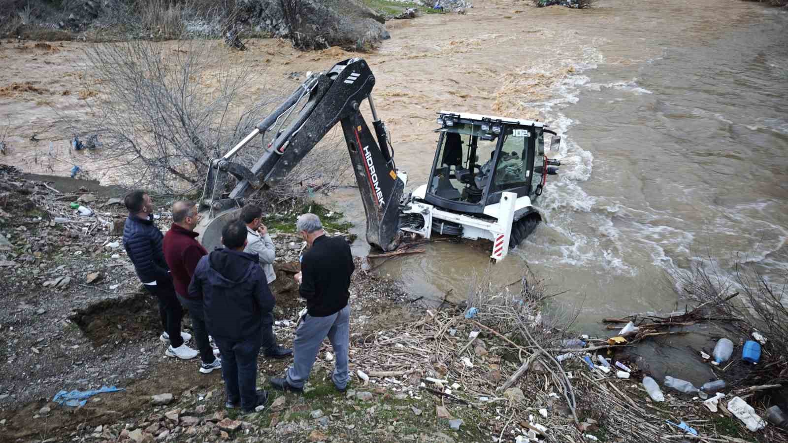 Mutki’de dereye kapılan kepçe kurtarıldı
?v=1