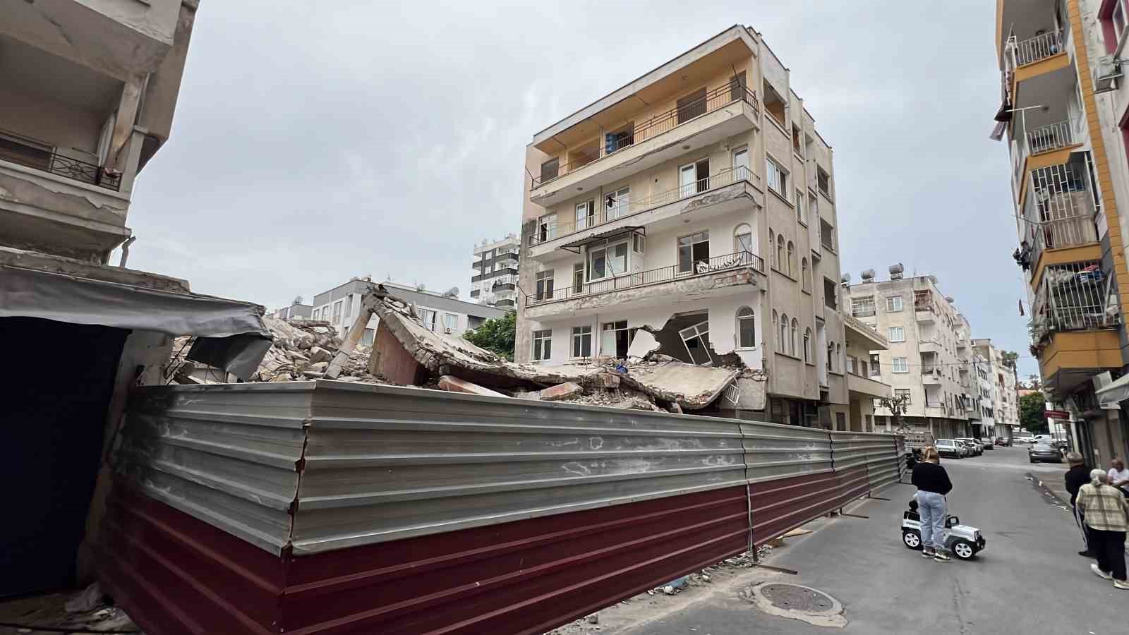 Yıkımda zarar gören binanın sakinleri:  Müteahhide ulaşamıyoruz 
?v=1