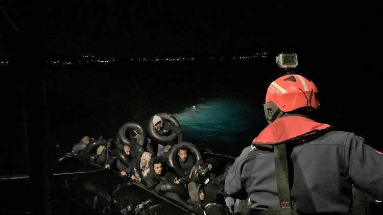 Çeşme açıklarında 31 düzensiz göçmen yakalandı
?v=1