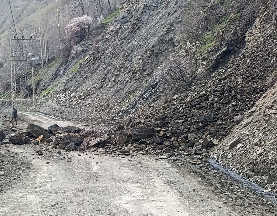 Bahçesaray’da mahalle yolunda heyelan
?v=1