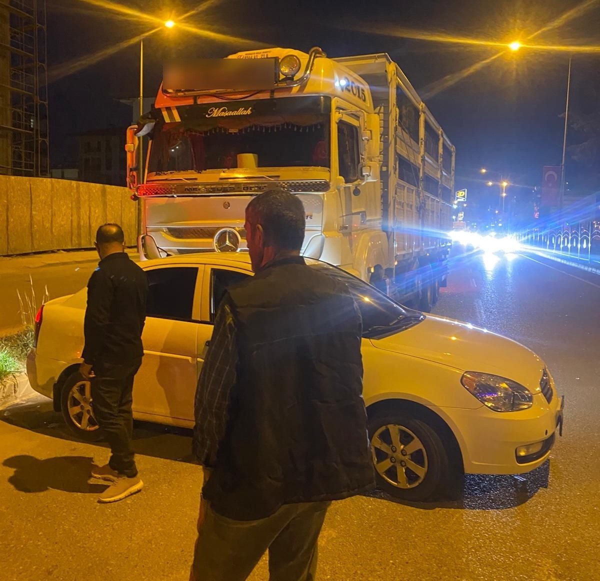 Kamyon otomobili sürükledi
?v=1