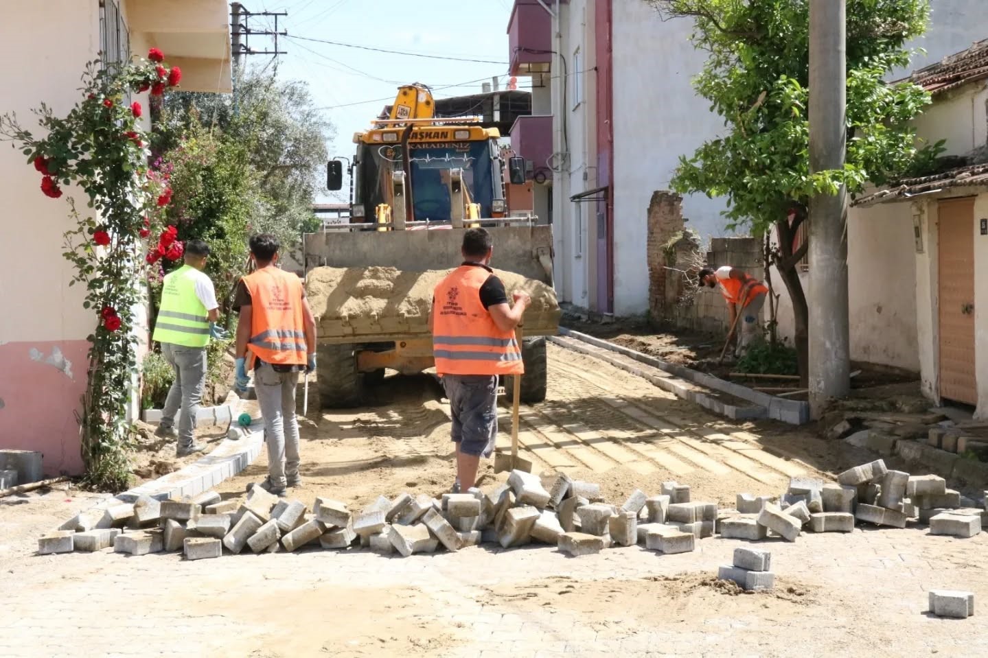Yenipazar’da üstyapı atağı: Parke taşları yenileniyor
?v=1