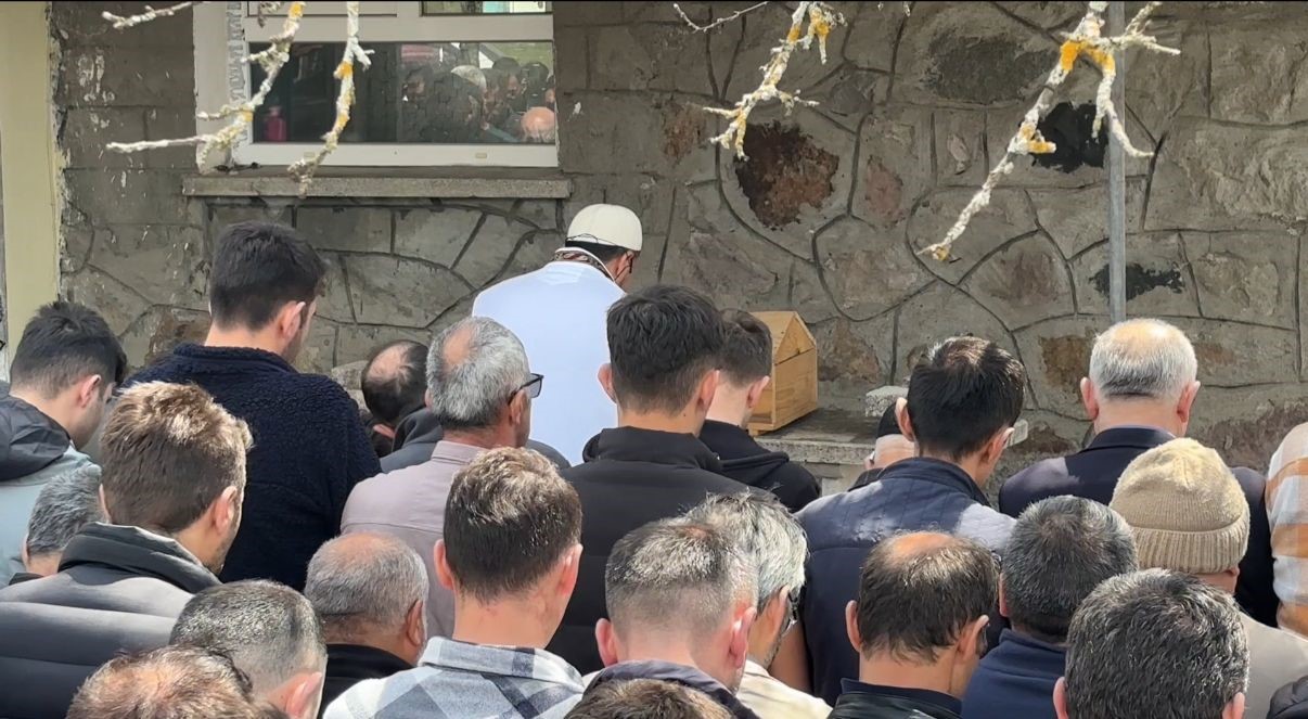 Bolu’da annesinin öldürdüğü 2 aylık Ela bebek son yolculuğuna uğurlandı
?v=1