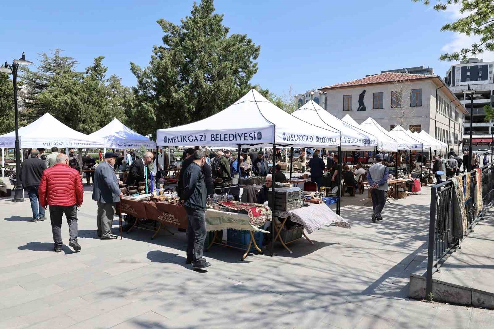 Antika Pazarı koleksiyonerleri bir araya geldi
?v=1