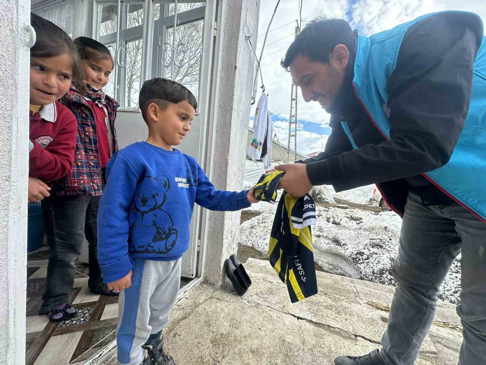 Karayazı Kaymakamı Titiz’den çocuklara anlamlı sürpriz
?v=1