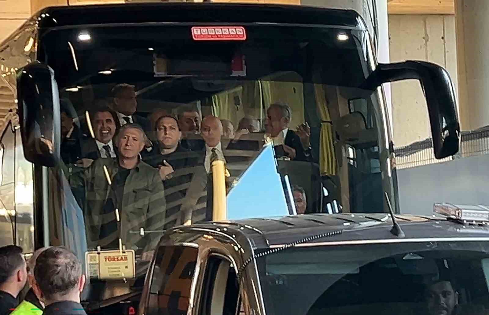 Galatasaraylı yöneticiler, Fenerbahçeli yöneticileri karşıladı
?v=1