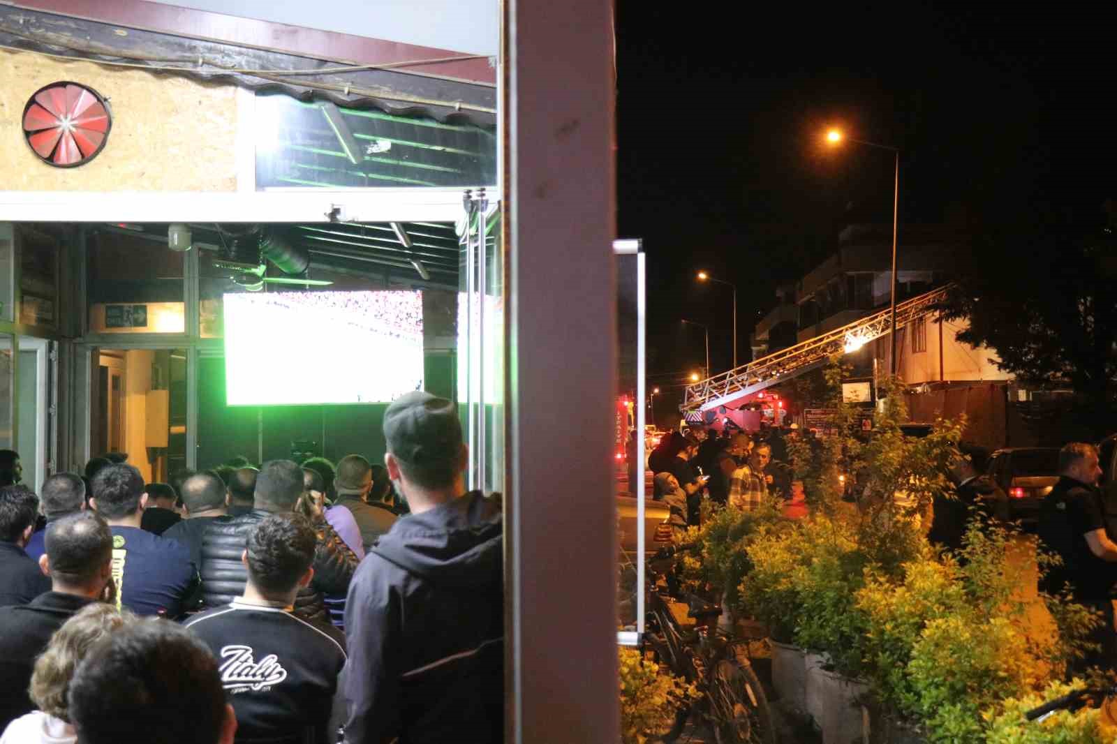 ⁠Mahalle yanarken onlar derbiyi izledi
?v=1