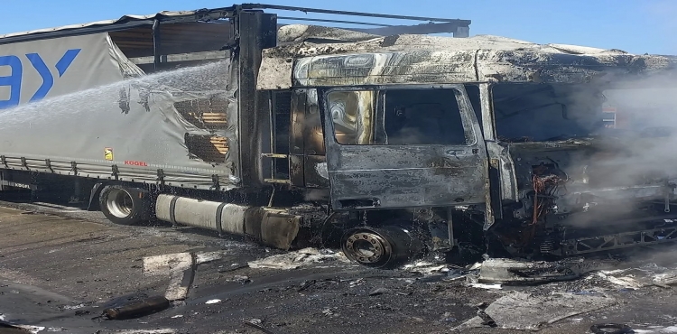 Edirne’de kereste yüklü tır yandı?v=1