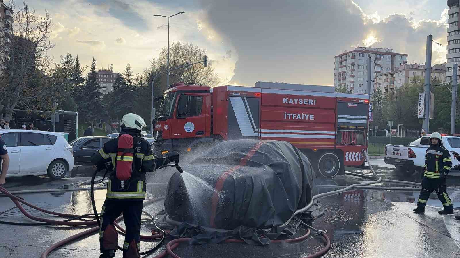 Alev alan elektrikli otomobil yangın battaniyesiyle söndürüldü
?v=1