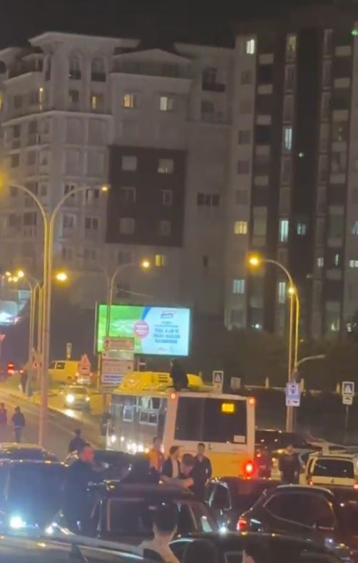 Galibiyet kutlamalarında Galatasaylı taraftar otobüsün üzerinde yolculuk yaptı
?v=1