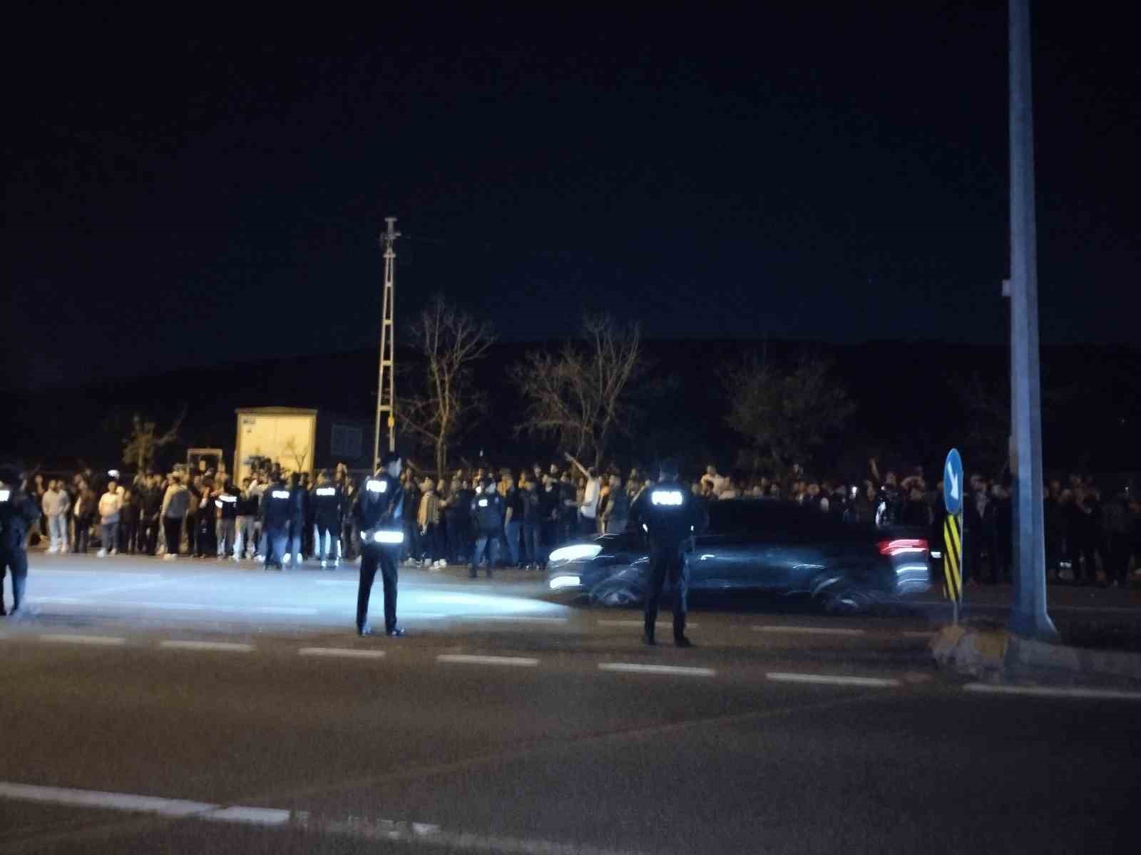 Samandıra’da Fenerbahçeli taraftarlar yönetim ve futbolculara tepki gösterdi
?v=1